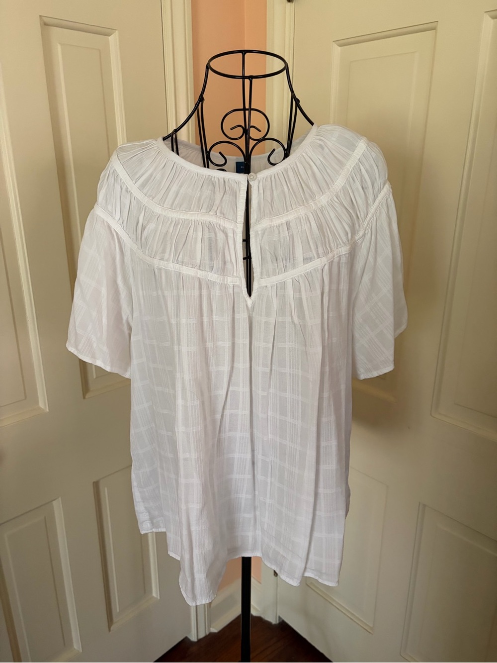 Old Navy White Women's Peasant Tunic Top with Keyhole